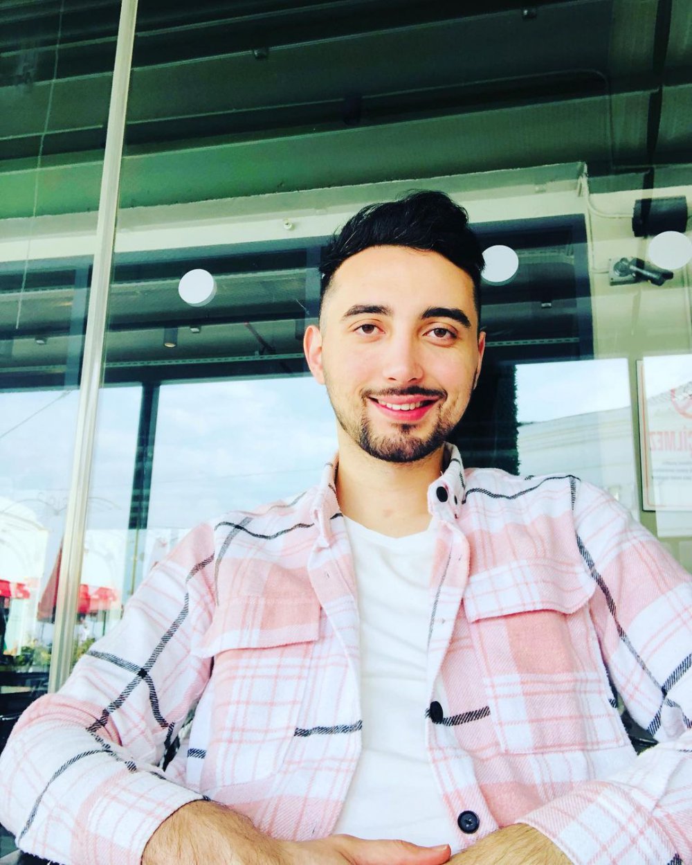 Zuhal Topal'la Yemekteyiz Tayfun kimdir? Tayfuın Arslan Instagram hesabı